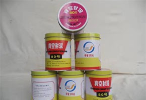 本產(chǎn)品是由潤(rùn)滑油基礎(chǔ)油經(jīng)精餾、深度處理、調(diào)合并經(jīng)后處理工序制得。本產(chǎn)品用作真空冶煉、真空噴涂、電子管制造和原子能工業(yè)等真空設(shè)備的固定接頭、經(jīng)常需要拆卸部分的密封或系統(tǒng)中有可疑泄漏點(diǎn)時(shí)的暫時(shí)性密封。按規(guī)